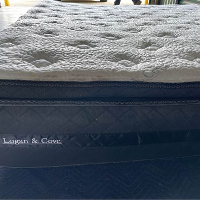 Cali-King - Logan and Cove Pillowtop Luxury Hybrid Mattress - Small Dirt Scuff - ST. CATHARINES, ON